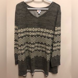 Excellent used condition Elizabeth tunic top, snowflake knit pattern, size 2x.